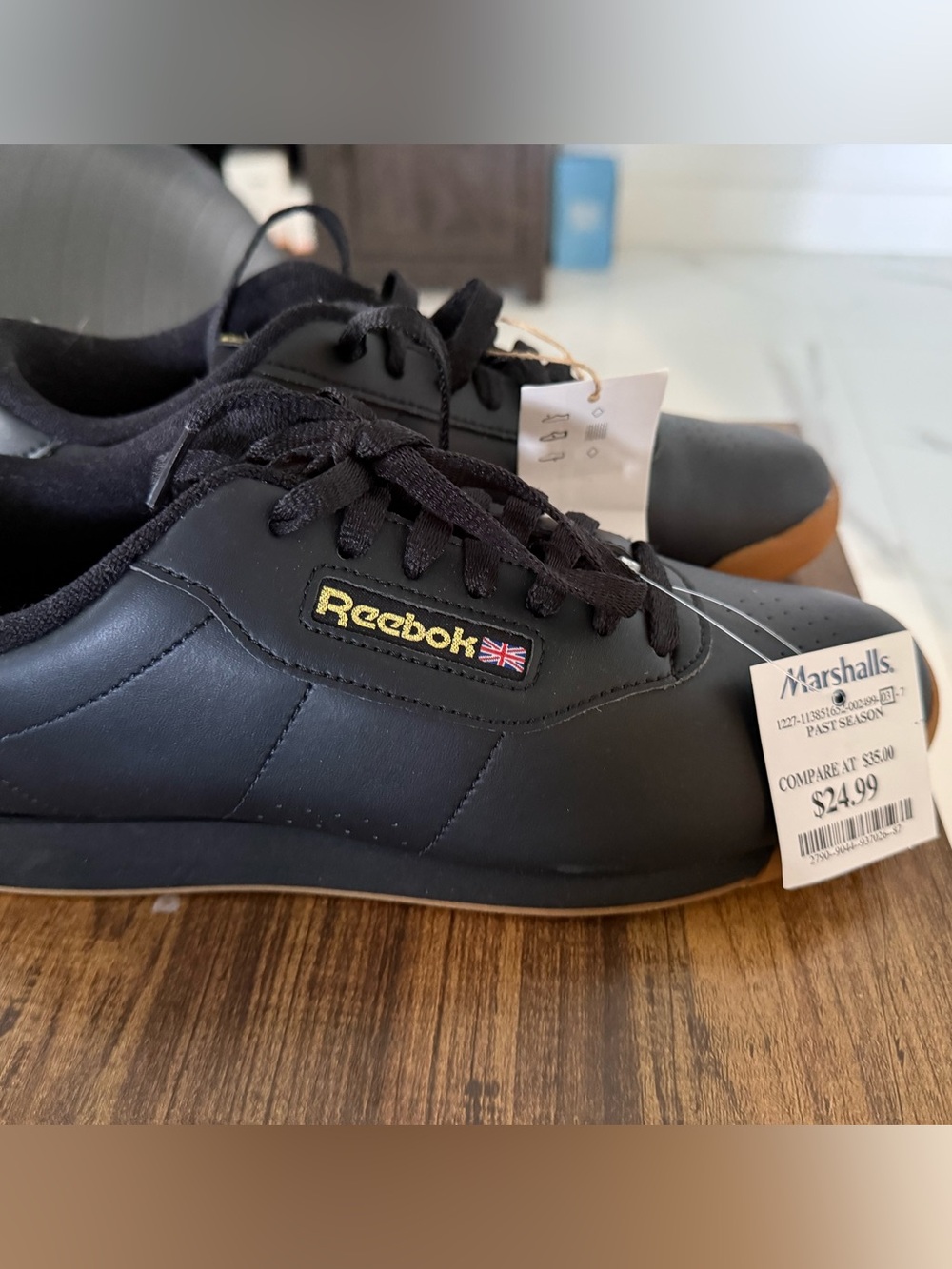 Reebok Men’s Classic Leather Trainer in Black with Gold Logo
